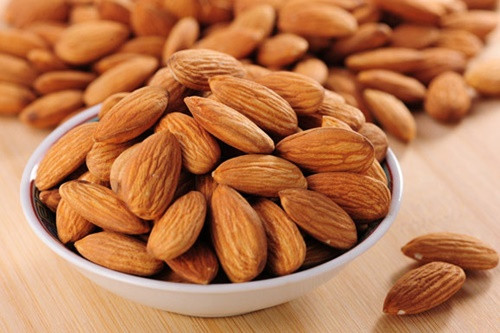 Các biểu hiện về hô hấp thường nặng hơn như viêm mũi dị ứng, viêm phế quản dạng hen và phù nề thanh quản gây khó thở nhiều khi rất dữ dội. Trong một số ít các trường hợp dị ứng thực phẩm có thể gây sốc phản vệ và gây chết người nhất là ở những trẻ em dưới 2 tuổi.