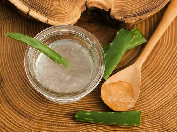 Massage gel lô hội trên trán trước khi đi ngủ và trước khi rửa mặt vào sáng sớm. Ảnh: Boldsky.