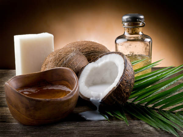 Dầu dừa có chứa chất chống oxy hóa giúp giữ ẩm da và giữ cho da khỏe và sáng. Massage trán nhẹ nhàng bằng dầu dừa mỗi ngày trước khi đi ngủ để nếp nhăn mờ đi nhanh.
