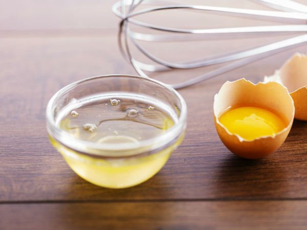 Mặt nạ trứng giàu collagen và protein, giúp làm giảm các nếp nhăn. Tách lấy lòng trắng của quả trứng đắp lên trán trong 15 phút, sau đó rửa lại bằng nước ấm. Lặp lại hàng ngày để có kết quả nhanh hơn.