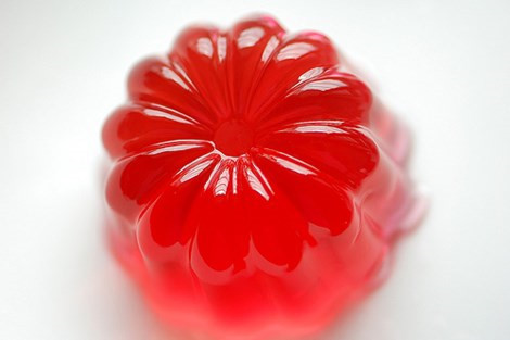 Gelatin được sử dụng trong các sản phẩm thực phẩm, thuốc men và mỹ phẩm. Lợi ích sức khoẻ của gelatin tương tự như collagen.