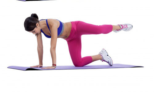 Bài gập chân: Giữ đầu gối quỳ vuông góc với bụng, lưng thẳng. Nâng một chân càng cao càng tốt, giữ nó ở góc 90 độ. Hạ chân trở lại vị trí bắt đầu và lặp lại 10 lần. Sau đó, thực hiện với chân kia.