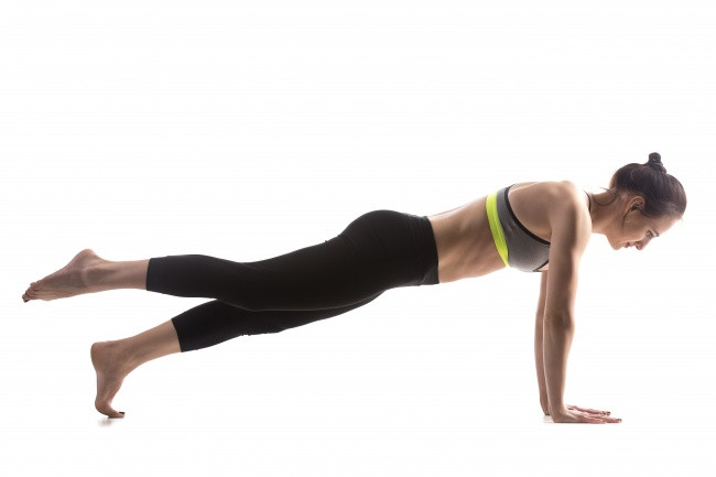 Plank nâng chân giúp giảm mỡ bụng: Giữ người ở tư thế chống đẩy, sau đó nâng chân phải lên và giữ trong 1 giây. Hạ chân phải xuống và nâng chân trái lên.