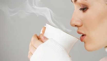 Bên cạnh đó, những phụ nữ uống nhiều cà phê mỗi ngày dễ mắc chứng vô sinh hơn những phụ nữ không uống hoặc uống ít cà phê mỗi ngày. Theo kết quả điều tra, trong 100 phụ nữ có thói quen uống nhiều cà phê hàng ngày thì có tới 50 phụ nữ khó thụ thai. Ảnh: Boldsky.