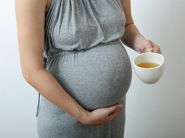 Việc uống hai đến ba tách cà phê mỗi ngày không có tác dụng phụ đối với thai kỳ. Nếu vượt quá hơn ba ly cà phê/ngày, phụ nữ có nguy cơ sẩy thai gấp đôi.