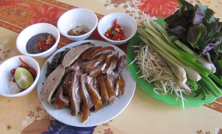 Bạn có thể ăn thịt chó với riềng, sả, gừng, nhưng tuyệt đối không ăn thịt chó với tỏi. Bởi tỏi có tính cay và nóng rất kị với thịt chó nhiều đạm, dễ gây chướng bụng, tả lị.