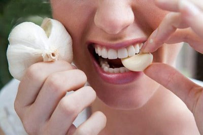 Người đang uống thuốc chống đông máu tuyệt đối không nên ăn tỏi vì tỏi sở hữu đặc tính chống đông tự nhiên. Điều này có thể dẫn đến chảy máu nhiều.