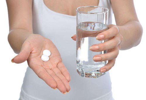 Thực chất, các loại thuốc tăng vòng 1 của chị em vẫn được quảng cáo rầm rộ chỉ là nội tiết tố nữ estrogen, giúp cho sự phát triển mô ngực của tuyến vú mà nếu dùng quá liều rất có thể bị biến chứng thành bệnh lý ở ngực, thậm chí ung thư.