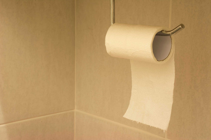 Sau khi đi tiểu, bạn thường có thói quen lau chùi nhiều lần để giữ "vùng kín" sạch sẽ, khô thoáng. Việc này thường chẳng mang lại tác dụng gì mà còn khiến vi khuẩn từ giấy vệ sinh có khả năng xâm nhập vào cơ thể dễ dàng hơn.