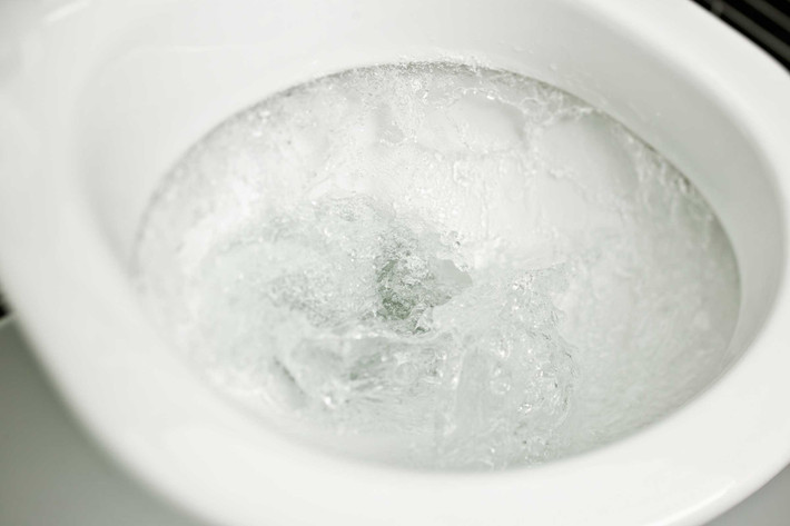 Nhịn quá lâu rồi đột ngột tiểu tiện dễ khiến thần kinh quá hưng phấn, nước tiểu trong bàng quang trong nháy mắt bị thải ra hết khiến cho huyết áp giảm xuống, nhịp tim chậm lại, dễ gây ra hiện tượng choáng váng.