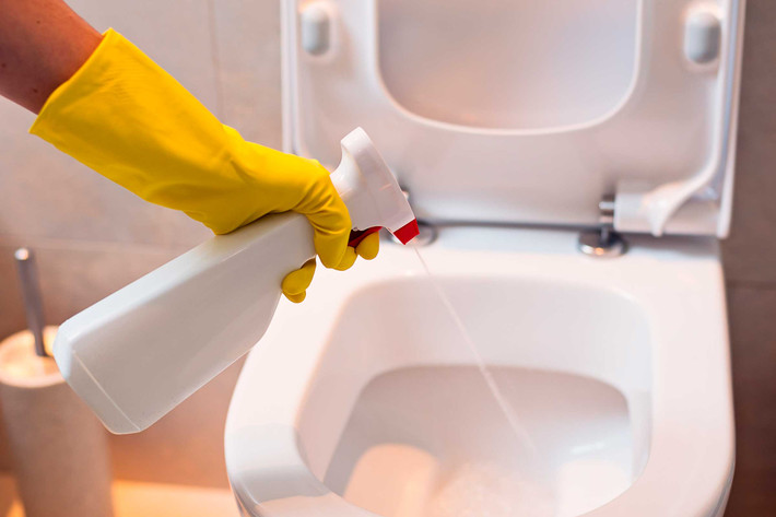Nhiều người thích xịt nước thơm cho không khí trong toilet dễ chịu hơn. Tuy nhiên trên thực tế, thứ dung dịch này nếu tiếp xúc lâu dài có thể dẫn đến ung thư.