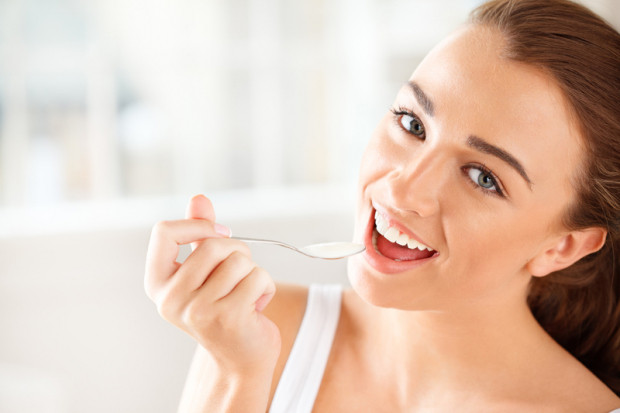 Việc bổ sung thực phẩm chứa probiotics như sữa chua cũng rất quan trọng. Probiotics giúp tiêu diệt vi khuẩn không lành mạnh, có thể phát triển trong “vùng kín”.