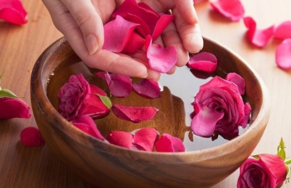 Nước hoa từ hoa hồng: Có thể nói, trong các bí quyết làm đẹp từ hoa hồng của các người đẹp xưa không thể thiếu các loại "nước thơm" mà ngày nay chúng ta quen gọi là nước hoa. Thời xưa, các mỹ nữ thường dùng các loại nước thơm hương hoa hồng.