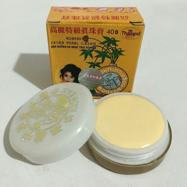 Kem sâm Nếu như son chỉ có một loại thì kem nền cũng không hơn. Những năm 80, 90 của thế kỷ trước, phụ nữ thường trang điểm bằng sản phẩm nền duy nhất là kem sâm. Loại kem này mang lại làn da trắng mịn tức thời và hiệu ứng ráo mịn suốt nhiều giờ liền nên người dùng có thể thoa mà không cần đến phấn phủ. Dù có nhiều nhãn hiệu khác nhau nhưng kem sâm có điểm chung là chất kem đặc màu vàng nhạt, đựng trong hộp nhựa cứng bằng lòng bàn tay. Một số phụ nữ còn dùng chúng như kem dưỡng ban ngày, có thể coi kem sâm là “BB cream thời bao cấp”. Hiện nay, sản phẩm này được bán với giá chỉ vài ngàn đồng và vẫn được nhiều người yêu thích.