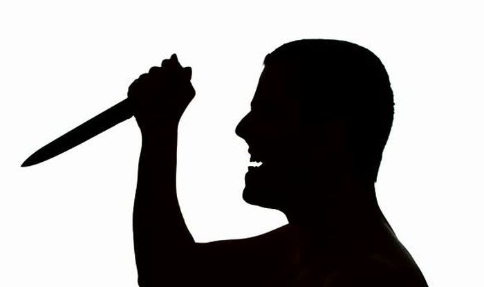 Khi “ngáo”, con người dường như mất hết kiểm soát hành vi của mình, trong đầu thường nhìn thấy hình ảnh không có thật như ma quỷ, nghe giọng nói vang vọng từ bên ngoài vào và nghĩ rằng ai đó đang mắng chửi mình hoặc dọa giết mình.