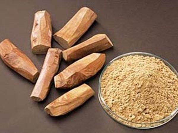 Bột gỗ đàn hương cũng rất hữu ích trong việc loại bỏ mùi hôi. Lấy một ít bột gỗ đàn hương và thêm nước thành hỗn hợp nhuyễn để bôi lên nách, chờ khô rửa lại bằng nước sạch. Ảnh: Boldsky.