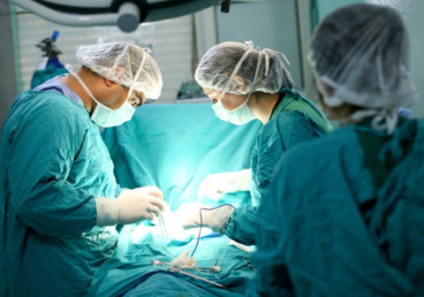 Ngay sau khi nạn nhân nhập viện, ê-kíp mổ do bác sĩ Nguyễn Ngọc Thạch làm trưởng kíp, đã nối liền các ngón tay cho nạn nhân. Đồng thời, bác sĩ làm sạch vết thương, khâu nối động mạch, gân và kẹp bột. Tuy nhiên, dù đã cố gắng cứu chữa song ngón áp út của bệnh nhân bị hoại tử đành loại bỏ, ngón cái, ngón trỏ và ngón giữa đang hồi phục tốt.