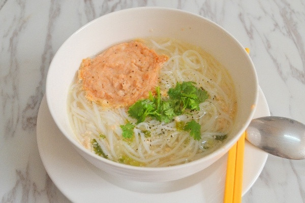 Nguyên liệu làm bún tôm quậy Phú Quốc như sau: - 300gr tôm tươi; Hành lá, ngò; Gia vị: muối ớt, tiêu, nước mắm; Sả cây; Nước dùng luộc gà hoặc nước hầm xương; Bún tươi.