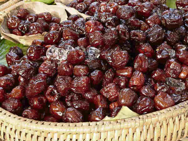 9. Chà là sấy khô cung cấp chất xơ, kali, sắt và các hợp chất thực vật. Ăn chà là khô có thể giúp điều trị chứng thiếu máu. Thế nhưng bạn cũng không nên ăn quá nhiều bởi càng ăn càng gây tăng cân.