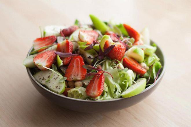 5. Salad: Salad có chứa nhiều thành phần như dấm, rau củ, trái cây,… Dù bạn có cất salad vào trong tủ lạnh để qua đêm thì salad vẫn dễ bị nấm mốc, gây nguy hại cho sức khỏe.