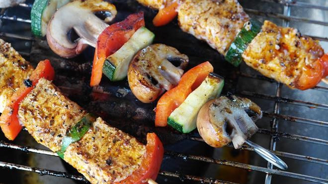 2. Nấm đã nấu chín: Súp nấm có rất nhiều chất bổ dưỡng nhưng sau 12 giờ lượng dinh dưỡng này sẽ bị giảm và tạo ra những thành phần gây hại. Nấm đã nấu chín có chứa nitrat rất tốt cho tế bào hồng cầu nhưng sau một đêm nó sẽ chuyển hóa thành nitrit có hại cho sức khỏe.