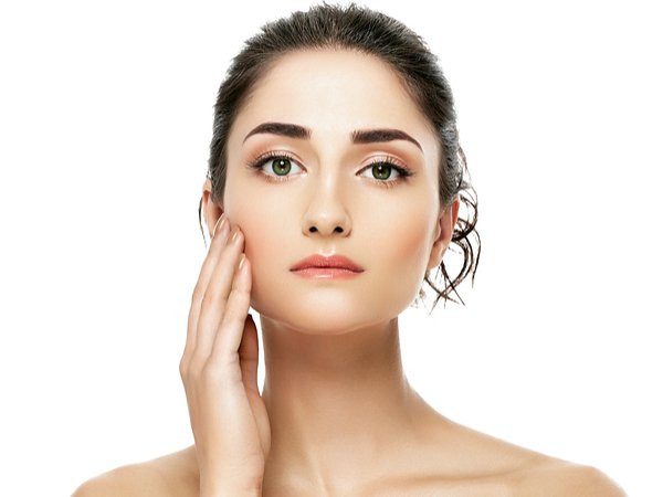 Nhâm nhi một tách trà buổi sáng cũng có thể giúp cơ thể chống lại tất cả các chất gây ô nhiễm hóa học và nuôi dưỡng cơ thể của bạn từ bên trong. Nhờ đó, làn da của bạn sẽ trở nên sáng mịn và tươi tắn hơn. Ảnh: Boldsky.