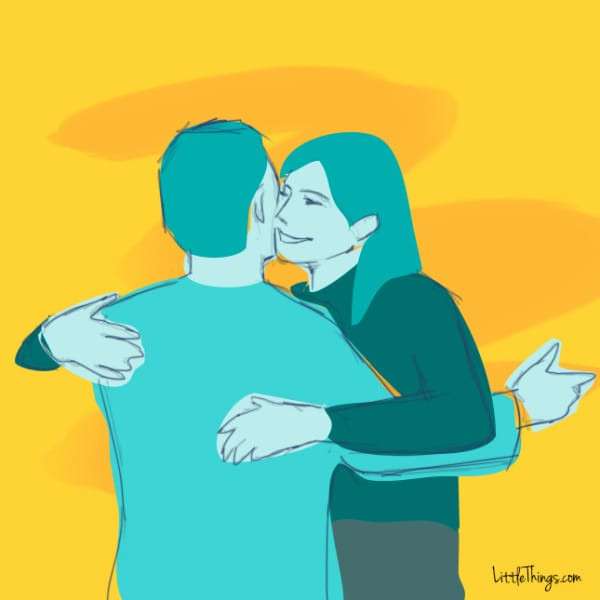 3. Ôm bạn qua lưng Là một cái ôm nói về tình bạn, kèm theo một cái vỗ nhẹ vào lưng, kiểu ôm này không cho thấy cảm giác liên quan đến sự thân mật. Cho nên, nó không phải là một biểu hiện của chuyện tình lãng mạn. Hai người biết đích xác vị trí của mình ở đâu. Các chuyên gia tâm lý cho biết đây là cách những người đàn ông ôm bạn bè của họ, nó không lãng mạn chút nào. Và khi một anh chàng thường xuyên ôm bạn như thế này, nó có nghĩa là mối quan hệ không phát triển.