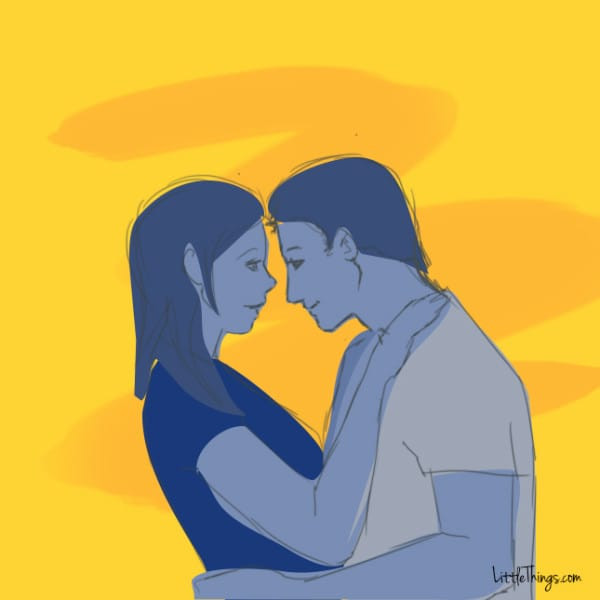 9. Chàng ôm bạn nhẹ nhàng, mắt nhìn thẳng nhau Chính xác thì đây là một cái ôm thể hiện sự kết nối về tâm hồn, thể hiện một tình yêu sâu sắc. Trong mối quan hệ này, bạn có thể nhìn thấy tất cả con đường dẫn đến nơi sâu thẳm trái tim người kia. Sự kết nối của hai bạn là mạnh mẽ và bền vững.