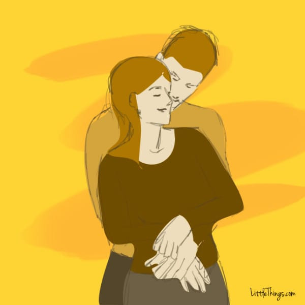 1. Ôm bạn từ phía sau Cách ôm này mang đến một cảm giác an toàn. Vòng tay mình quanh eo bạn, chàng đang muốn truyền tới bạn sự kiên định và cảm giác bảo vệ. Vị trí này cho thấy hai người luôn đặt tin tưởng vào nhau và việc chăm sóc nhau là rất quan trọng. Patti Wood, một chuyên gia về ngôn ngữ cơ thể cho biết: "Bằng cách ôm sau lưng bạn, anh ấy muốn bạn hiểu rằng anh muốn che chở cho bạn".