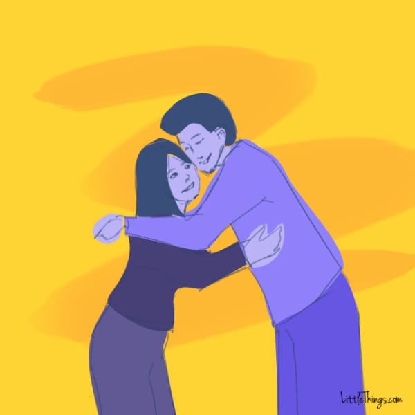 8. Ôm bạn nhưng không chạm phần dưới Hai người chỉ ôm phần trên cơ thể của họ, trong khi vẫn giữ phần dưới cơ thể khá xa nhau là một cái ôm nói lên việc giữ khoảng cách càng nhiều càng tốt. Với một cái ôm như thế này, bạn cho thấy rằng không muốn được gần gũi với người khác và không muốn tiến thêm bước nữa trong mối quan hệ.