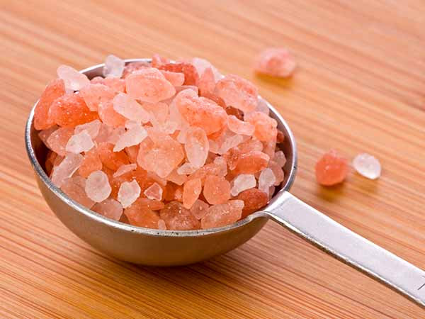 Thay vì sử dụng muối ăn, bạn có thể dùng muối Himalayan. Một nửa gram muối Himalayan cung cấp 250 microgam iốt.
