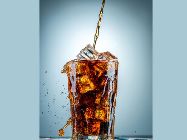 Tránh các thức uống có đường như soda bởi chúng có thể ảnh hưởng đến xương. Uống nước ngọt sẽ làm tăng nguy cơ gãy xương hông của phụ nữ lên 14%.