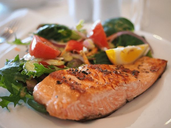 Cố gắng ăn nhiều các loại cá khác nhau, đặc biệt các loại cá có chứa vitamin D như cá hồi, cá mòi, cá ngừ...