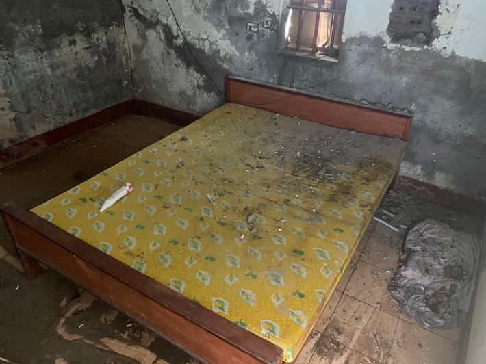 Những chiếc giường, chăn gối phục vụ nghỉ ngơi của các ki ốt một thời bị bỏ lại.
