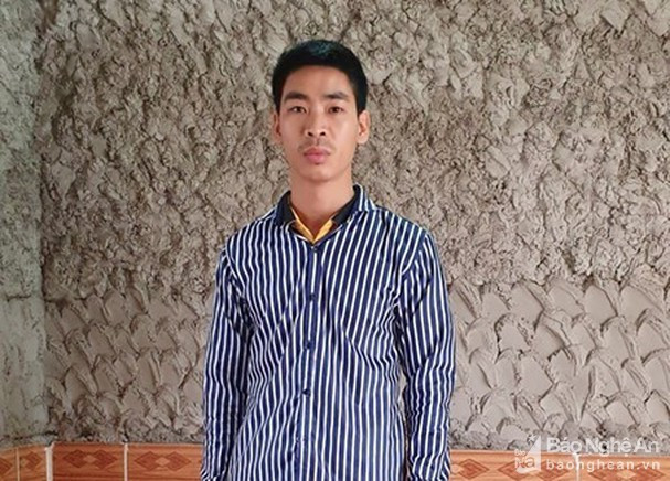 Từ nước ngoài chỉ đạo giả công an: Từ Đài Loan, Nguyễn Văn Phi gọi điện cho đồng bọn ở trong nước thực hiện thủ đoạn giả danh nhân viên viễn thông thông báo nợ tiền cước nên sẽ chuyển vụ việc sang công an để điều tra. Tiếp đó, các đối tượng tự xưng là công an đang điều tra về những vụ việc rửa tiền, buôn ma túy, mua bán trẻ em và đe dọa, yêu cầu nạn nhân phải chuyển tiền để phục vụ công tác điều tra. Lo sợ, 5 nạn nhân đã chuyển cho các đối tượng hơn 3,3 tỷ đồng.