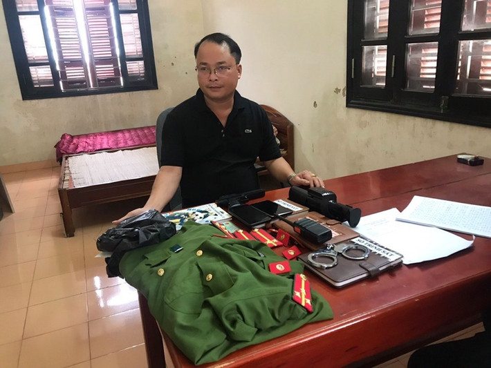 Giả danh để tạo lòng tin với phụ nữ: Năm 2019, Lê Văn Đỉnh giả danh cán bộ công an, công tác tại Tiểu đoàn Cảnh sát cơ động Đông Bắc II, khu Nà Tâm, TP Lạng Sơn, tỉnh Lạng Sơn. Đối tượng tự trang bị cảnh phục, súng kim loại, còng số tám... để tạo lòng tin với một người phụ nữ để vay mượn tiền ước tính trên 4 tỷ đồng và 1 chiếc xe ô tô hiệu Mazda BKS 12C - 057.13.