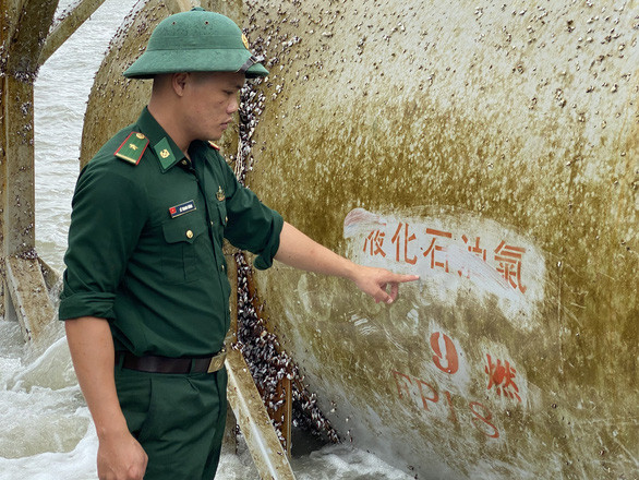 Vật thể lạ khổng lồ dạt vào biển Quảng Nam: Ngày 15/11/2020, Đồn biên phòng Cù Lao Chàm (tỉnh Quảng Nam) phát hiện một vật thể trông giống bồn kim loại trôi trên vùng biển Cù Lao Chàm. Trên thân bồn có các số hiệu, ký tự và nhiều chữ Trung Quốc.Chiếc bồn được cố định bởi khung sắt có chiều dài hơn 6m, cao 2,4m, vẫn còn dấu niêm phong. Dòng chữ Trung Quốc ghi trên thân bồn thể hiện đây là bồn chứa khí gas.