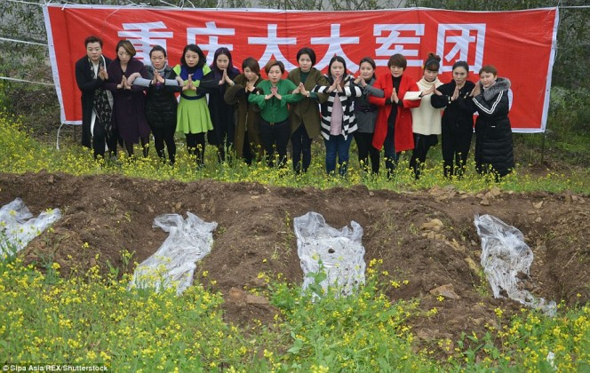 Theo thông tin đăng tải, cô Liu kết hôn năm 19 tuổi, có một đứa con. Năm 2014 cô kinh doanh thất bại, dẫn đến cuộc ly hôn năm 2015. Cô nói rằng cô hiểu rất rõ cảm giác sau khi ly hôn và từng muốn tự tử. Chính vì vậy cô muốn giúp đỡ những người phụ nữ đang trong tình trạng tương tự tìm được lối thoát cho chính mình. (Nguồn Boredomtherapy)