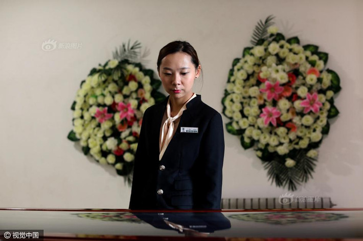 Môn Khát Hân là một cô gái 9x xinh đẹp, cũng như bao cô gái khác, Khát Hân thích đọc sách, nghe nhạc, mua sắm. Chỉ có điều, nghề nghiệp của Khát Hân khá đặc biệt, nghề của cô là nhân viên mai táng. (Nguồn Sina)