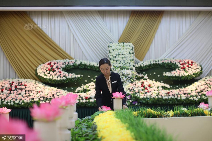 Khát Hân cho biết, đây là một công việc đặc thù, ngoài công việc hàng ngày, họ còn phải trực đêm. "Sau 10h đêm, cả tòa nhà chỉ có một mình tôi, lúc nào cũng phải để ý đến nhiệt độ của các phòng làm lạnh. Lần đầu tiên trực đêm, tôi cũng có sợ hãi", cô gái trẻ chia sẻ. (Nguồn Sina)