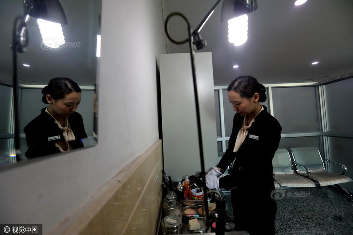 Gần người chết, gia quyến, trang điểm, sắp xếp phòng, điều phối thời gian hỏa táng và chuẩn bị tang lễ v.v... là tất cả quy trình làm việc của nhân viên mai táng. (Nguồn Sina)