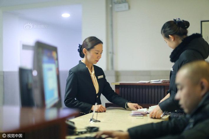 Tuy nhiên, do một số chuyện riêng, 3 năm trước Khát Hân đã lựa chọn về nhà tang lễ Trường Xuân làm việc. Cô nói rằng nghề nghiệp hiện tại không ảnh hưởng đến ước mơ trở thành ca sĩ của mình. (Nguồn Sina)