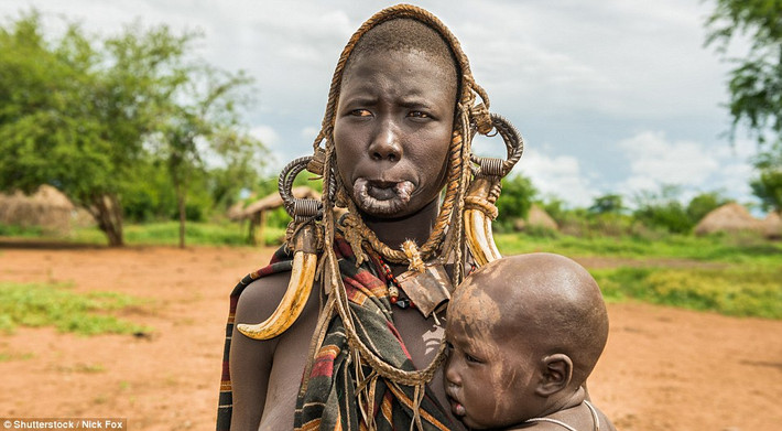 Sau khi bỏ đĩa ra khỏi môi, những người phụ nữ bộ tộc Mursi sẽ có vẻ đẹp kì lạ như thế này. (Nguồn Dailymail)