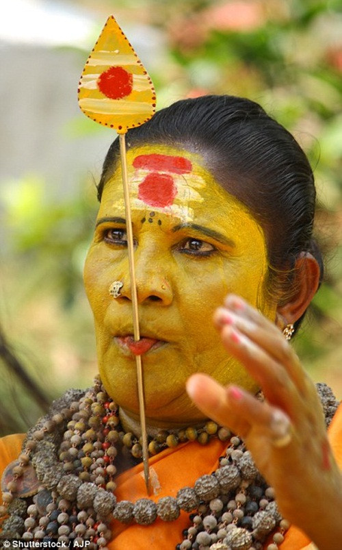 Một người phụ nữ sẵn sàng xiên môi để trở nên nổi bật tại Lễ hội Pooram tại Kerala, Ấn Độ. (Nguồn Dailymail)