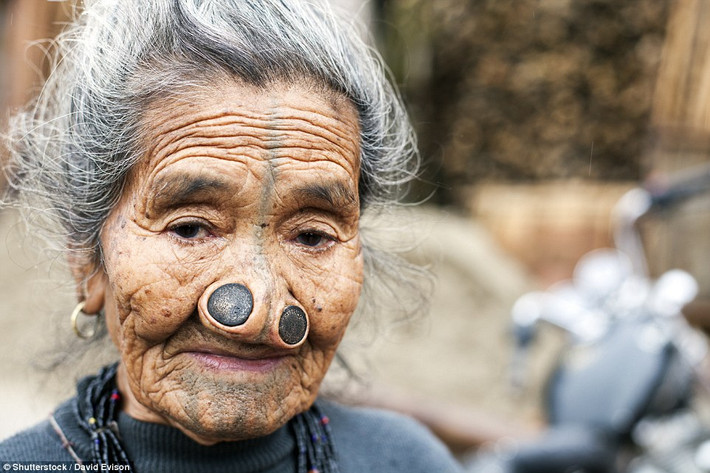 Trong những màn biến đổi cơ thể kinh dị, có lẽ phụ nữ bộ tộc Apatani ở Arunachal Pradesh, Ấn Độ là những người duy nhất muốn mình trở nên xấu xí hơn. Điều này được giải thích rằng để tránh bị người bộ tộc khác tấn công hay bắt cóc. (Nguồn Dailymail)