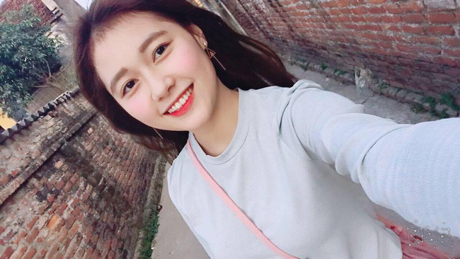 Trên trang cá nhân của mình, Bảo Thoa thường chia sẻ sở thích đi làm tóc. Ngoài ra bên cạnh việc học, cô nữ sinh 20 tuổi này cũng thi thoảng làm người mẫu ảnh.