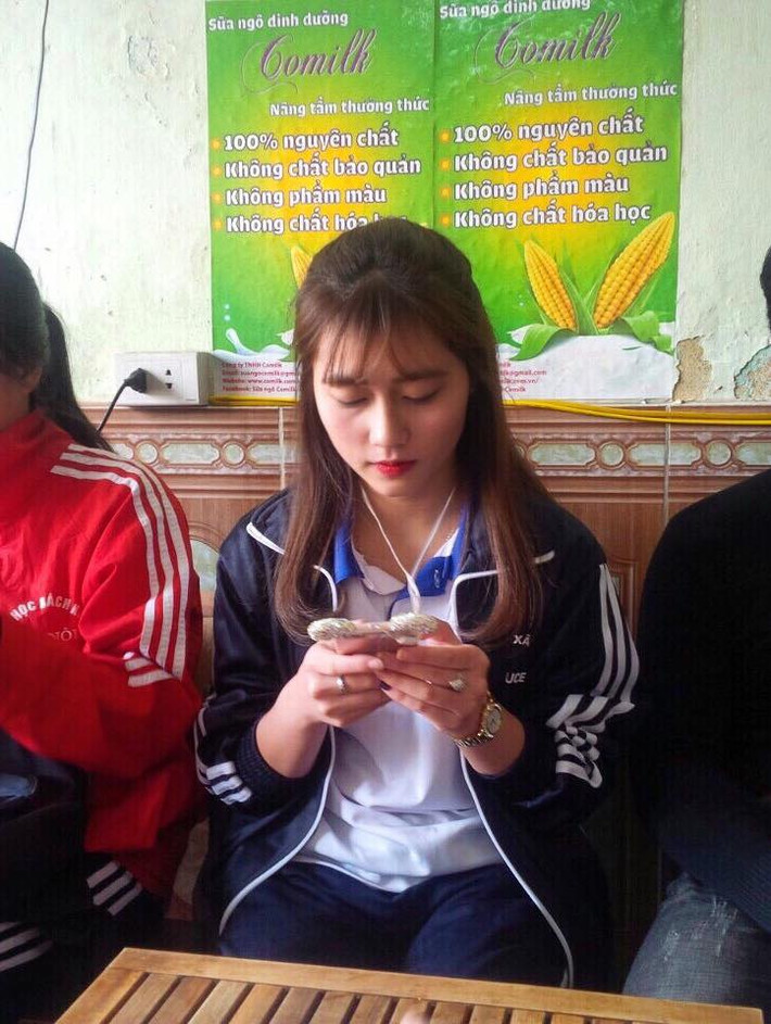 "Thiên thần là có thật sao?", "Cậu xinh như thế này bảo sao bọn con trai lớp mình cứ bị 'điên đảo'", "Cuối cùng tôi đã tìm ra lý do mình học xây dựng"... là những bình luận hài hước và ưu ái mà bạn bè và cư dân mạng dành tặng cho cô nữ sinh ĐH Xây dựng xinh đẹp.