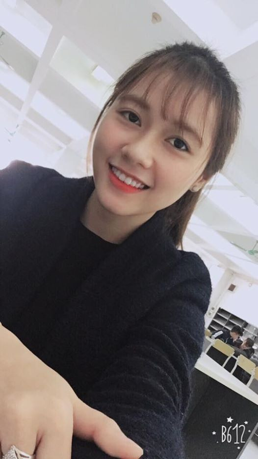 Việc bất ngờ nổi tiếng nhờ vẻ ngoài xinh như hot girl khiến trang Facebook của nữ sinh trong ngôi trường toàn nam cũng tăng đáng kể lượng người theo dõi. Mỗi bức ảnh "tự sướng" của cô nữ sinh Đại học Xây dựng luôn nhận được hàng nghìn lượt "like". Ảnh: FBNV.