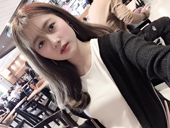 Trong nhiều khoảnh khắc, cô gái xinh đẹp được nhận xét là có gương mặt và nụ cười hao hao hot girl Khả Ngân.