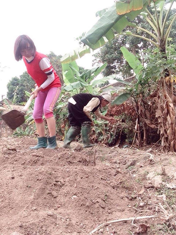 Giờ đã là một sinh viên học đại học xa nhà, không còn được ở bên bà mỗi ngày, đưa bà đi mua thuốc mỗi khi bà ốm, nhưng Phượng vẫn luôn tự động viên mình phải cố gắng để bà yên lòng. Ngoài tập trung cho việc học, Phượng còn đi dạy gia sư để kiếm thêm tiền trang trải cho sinh hoạt hằng ngày, mặc dù vậy thi thoảng cô bạn vẫn phải xin bà thêm.